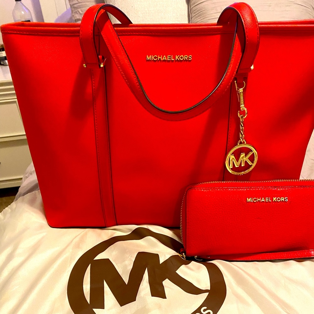 Large Micheal Kors Jet Set Tote in Red